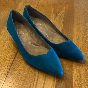 Woman’s AEROSOLES marine blue suede kitten heel pumps. Size 8.5.Like new! Cute!